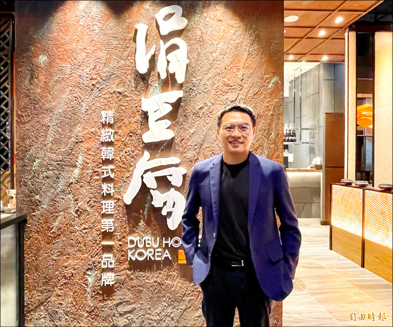 迎疫後外食商機，以經營韓式料理崛起的豆府（2752）董事長吳柏勳表示，疫後台灣餐飲市場復甦明顯，豆府旗下品牌將以每年淨增12~16家店的速度拓點。（記者楊雅民攝）
