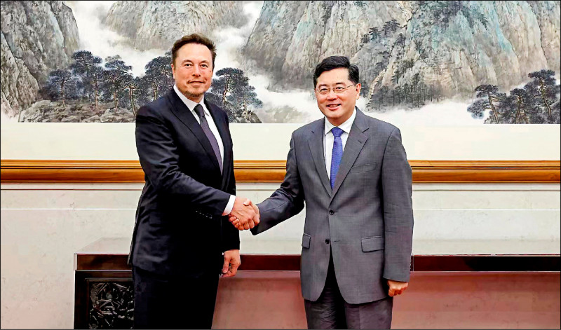SpaceX執行長馬斯克（左）與中國有緊密的商業關聯，旗下電動車特斯拉在上海有超級工廠，且五分之一營收來自中國。他最近一次訪問中國是在今年5月底，由時任中國外長的秦剛公開招待。（路透）
