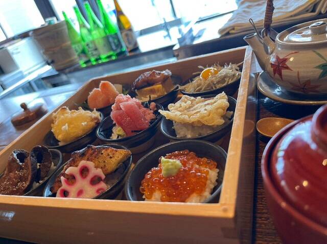 對逗留天數有限的遊客來說，能夠一次品嚐到多種當地美味的酒盅蓋飯，是不錯的選擇。（圖取自禦影藏池袋東武店官網）