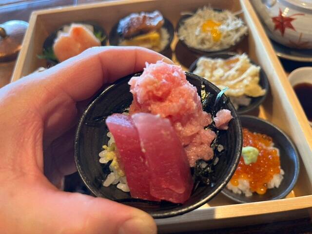 日本餐廳業者推出精緻感十足的酒盅蓋飯，吸引不少民眾慕名而來。（圖取自禦影藏池袋東武店官網）