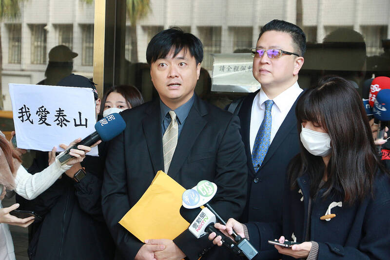 泰山董事詹皓鈞（左）告發朱國榮、龍邦董事長劉偉龍向泰山前董事長詹岳霖買進泰山股票，恐涉內線交易。（中央社）
