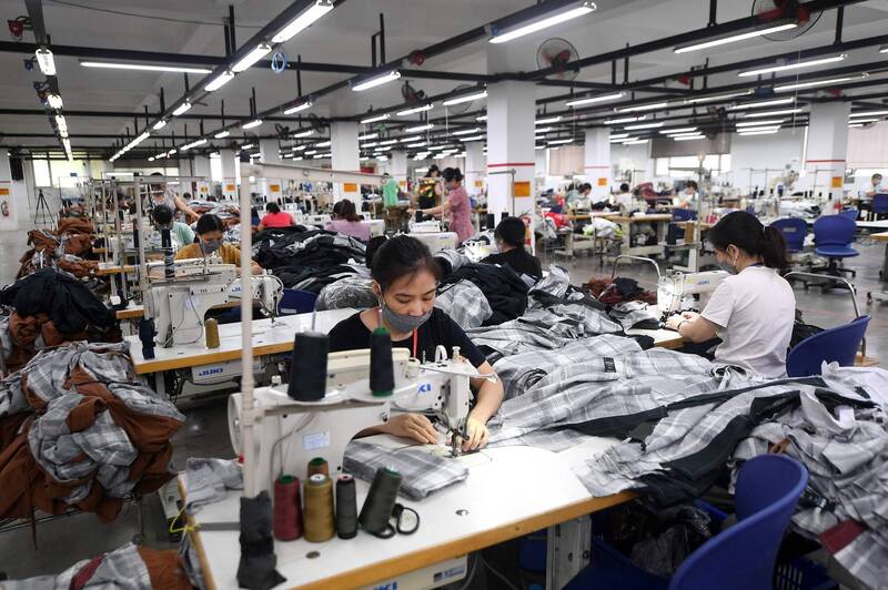 全球景氣放緩，越南紡織成衣、製鞋、木材與電子業成為裁員重災區。（示意圖，法新社）