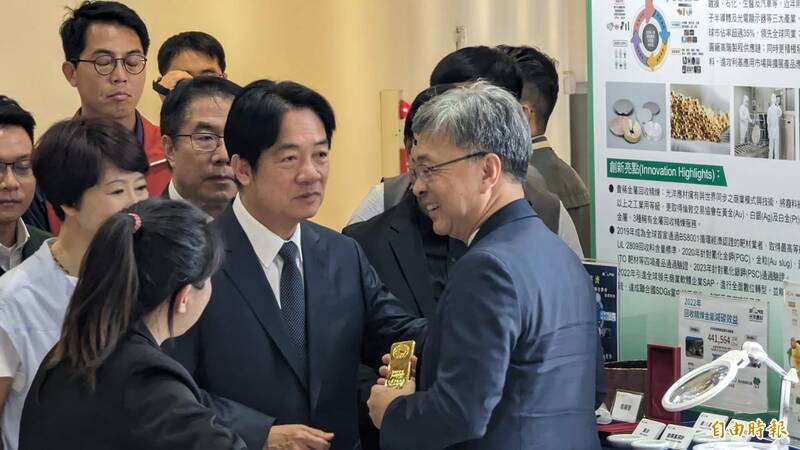 副總統賴清德今天出席「《科技創新．接軌國際》台南市產業論壇暨趨勢策展」，並前往參觀廠商現場展出的攤位。（記者王姝琇攝）
