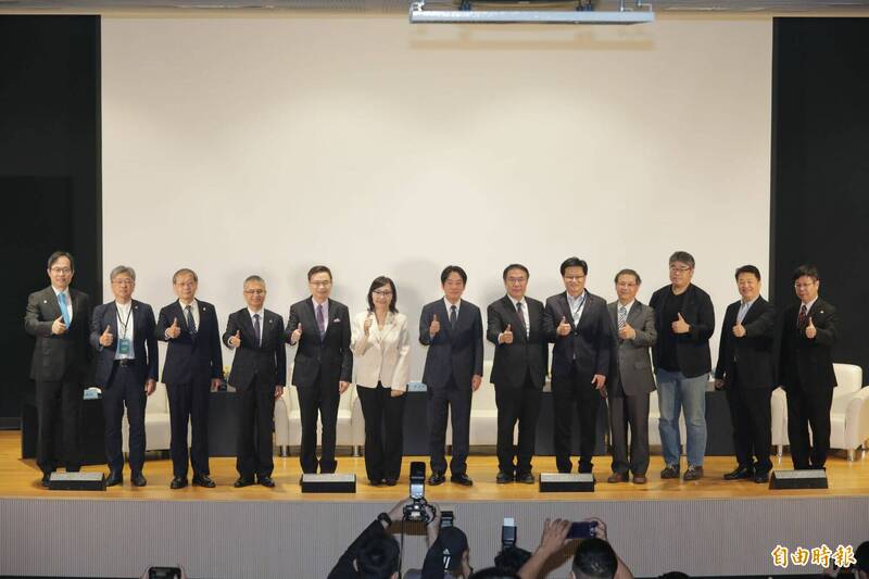 副總統賴清德（正中）與各界貴賓合影。（記者王姝琇攝）