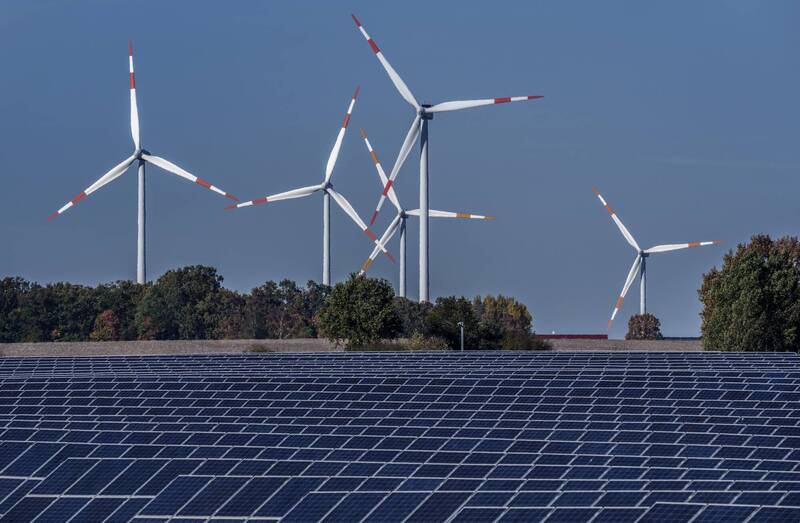 雖然SMR初期投資、建設成本可能較低，但發電成本仍比風力與太陽能發電高。（美聯社）