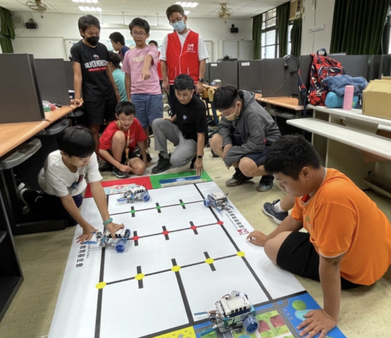 鴻海促進AI教育 機器人研習營深入偏鄉校園