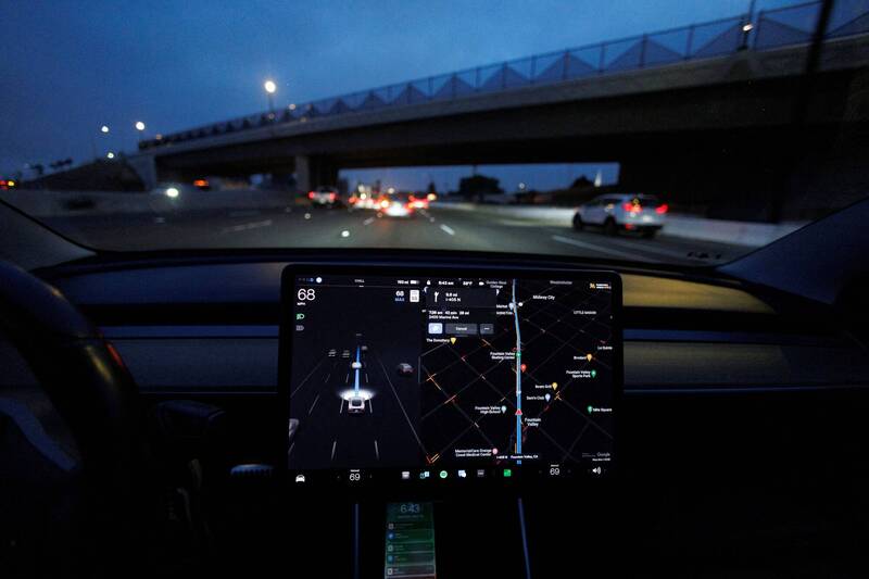 特斯拉使用以攝影機為基礎的自動輔助駕駛軟體Autopilot，讓特斯拉有大量影片數據可使用。（路透）