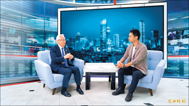 國科會主委吳政忠接受本報《官我什麼事》專訪表示，明年啟動「晶片驅動台灣產業創新方案」，將利用我國半導體製造、封裝等優秀流程，吸引全球IC設計新創點子來台圓夢，同時吸引國際創投資金，達驅動引領全球願景。（記者陳品妤攝）