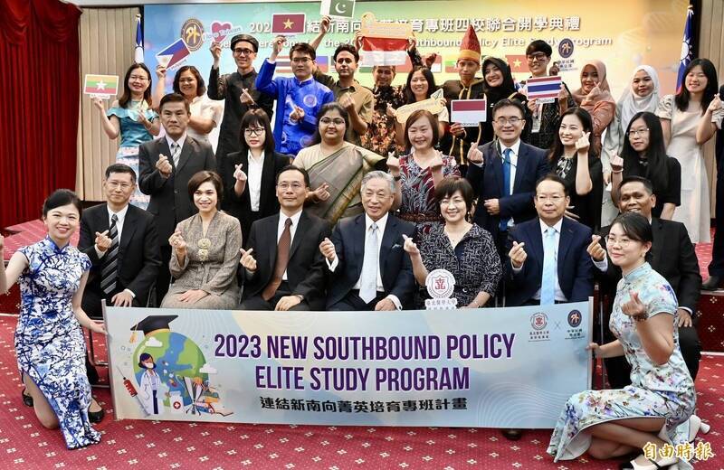 台灣新南向政策彰顯，外交部15日舉辦第2屆「連結新南向菁英培育專班計畫」聯合開學典禮，各國學員在典禮結束後合影留念。（資料照，記者叢昌瑾攝）