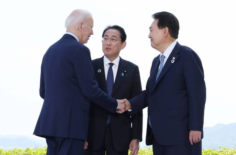 美國總統拜登（左）與日本首相岸田文雄（中）及南韓總統尹錫悅（右）進行三方會談，關注北韓核威脅及中國日益展現的強勢態度，使美日韓三國更加緊密地聯繫在一起。（歐新社）