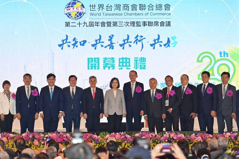 總統蔡英文、行政院長陳建仁今天出席「世界台灣商會聯合總會第29屆年會暨第3次理監事聯席會議開幕典禮」。（行政院提供）