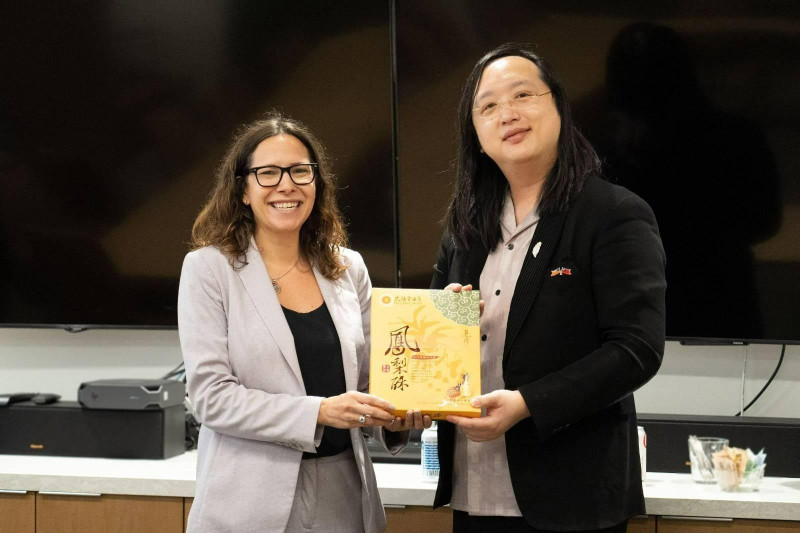 唐鳳（右）拜會美國在台協會（AIT）華府總部，會晤AIT主席羅森柏格（左）。（數位部提供）