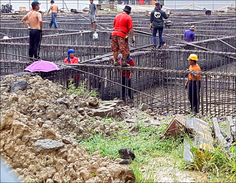 外界質疑基本工資調漲只有外籍移工及打工族受惠，主計總處表示，廠商可參考基本工資調薪。（資料照）