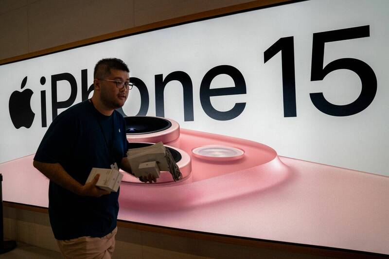 印度生產的機種遭部分中國網友呼籲抵制，還有人大開歧視性玩笑，聲稱印度生產的蘋果手機不衛生，有咖哩味，甚至存在大腸桿菌超標問題。（彭博）