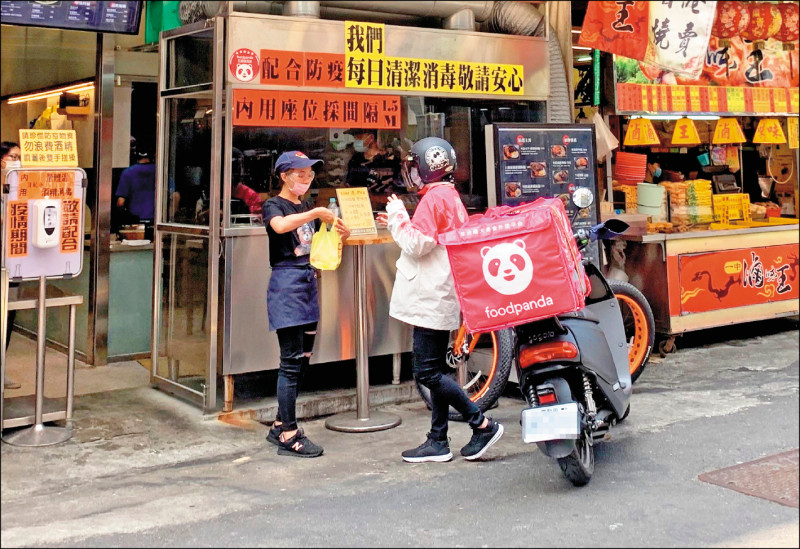 外送平台foodpanda跨足生鮮雜貨的外送服務，號稱從麵線到充電線都能30分鐘就送到家。（資料照）