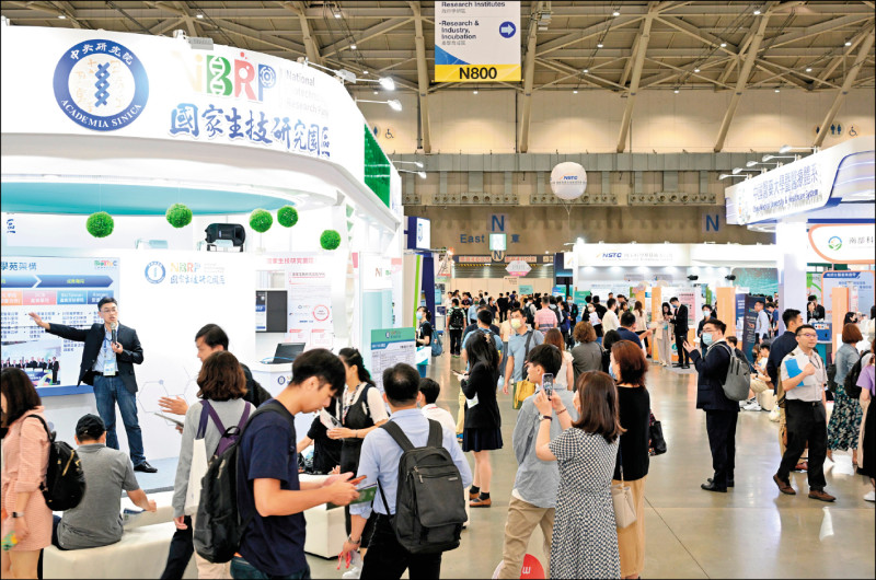 證交所衝刺上市生技醫療產業，市值從4100億至5000億。圖為今年七月亞洲生技大展。（資料照）