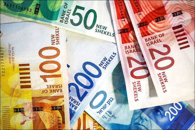 以色列央行昨宣布將在公開市場出售高達3百億美元外匯儲備，並透過換匯機制（swap）釋出150億美元，以供應在地銀行美元流動性。（路透）