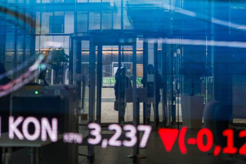 當經濟衰退時，美元指數通常也會走低，此時投資人就會轉投入風險較低的債券，由此可見債券的走勢與美元指數通常相反。（彭博）