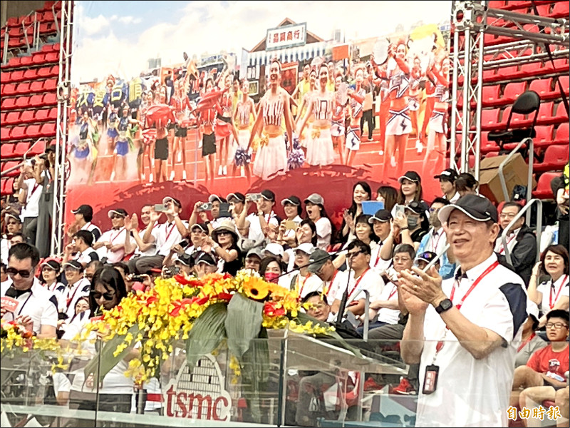暌違3年後，台積電昨恢復舉辦運動會。台積電董事長劉德音昨期勉員工離開舒適圈，立足台灣、放眼世界，並宣布對每位基層員工發放1萬6000元的特別獎金，估計總額超過8億元。（記者洪友芳攝）