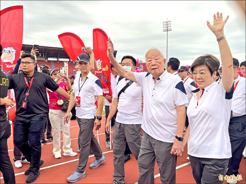 台積電創辦人張忠謀偕夫人張淑芬昨「回家」參加公司運動會，92歲高齡的他，步行趨緩但仍堅持繞場一大圈，向員工揮手致意，員工報以熱烈歡呼與掌聲。（記者洪友芳攝）