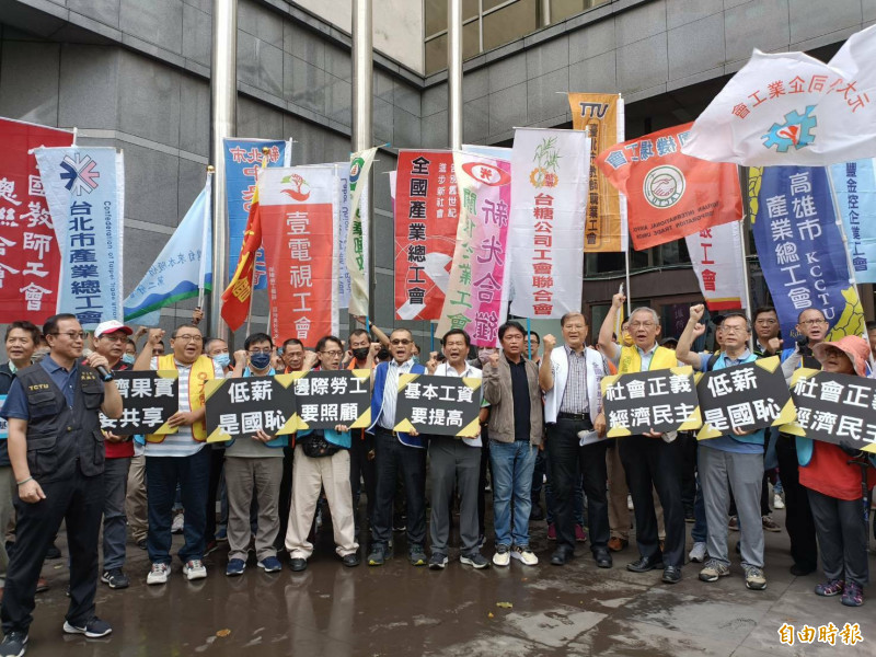 旅宿業將引進移工，全產總今日發布聲明公開反對，痛批政府「只替資方想」，將成低薪幫兇。（記者李靚慧攝）