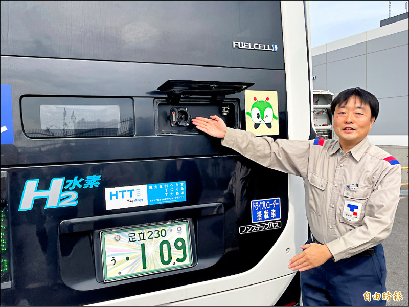 TOYOTA氫能巴士可變身為大型行動電源，提供救災等緊急用電需求。（記者楊雅民攝）