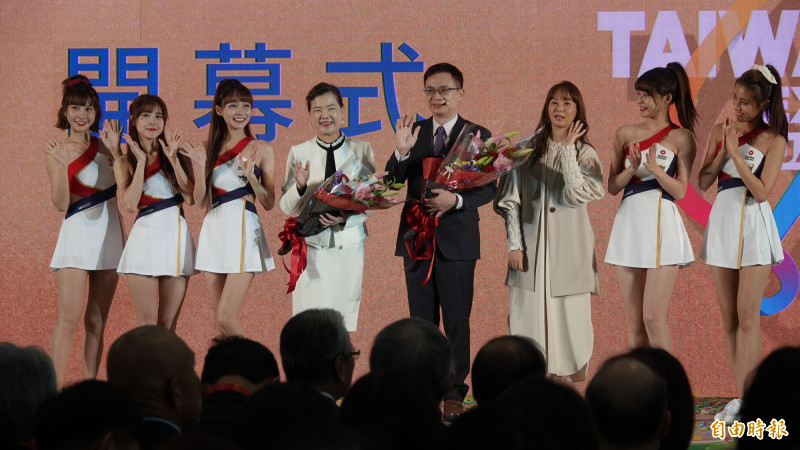 台灣形象展首次登陸日本，經濟部長王美花（左4）、外貿協會董事長黃志芳（右4）與5位中華職棒經典女孩及日本女星藤本美貴（右3）在開幕式中登台。（記者林翠儀攝）