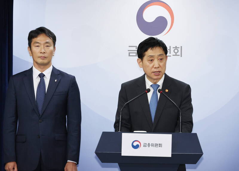 圖為南韓金融委員會主席金周顯（右）、金融監督院院長李卜鉉（左）。（歐新社）