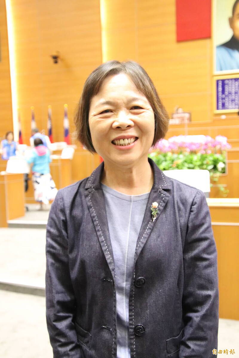 國民黨新竹縣議員吳菊花要求縣長楊文科爭取離開龍潭科的台積電在湖口落腳，並多多在湖口開發創生園區等帶動區域平衡發展。（記者黃美珠攝）