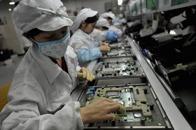 富士康過去受惠中國政策紅利、低廉的勞動力，成長為全球最大電子代工廠。（法新社資料照）