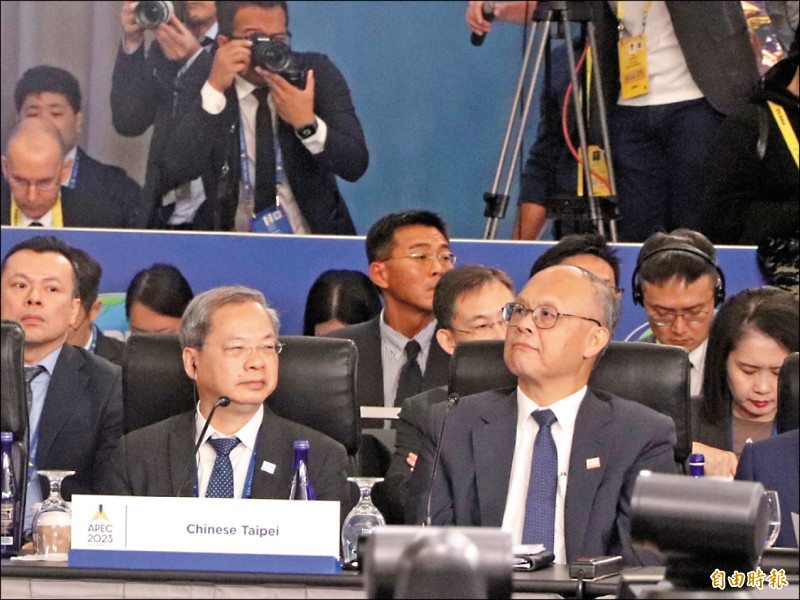 國發會主委龔明鑫（左）、政院經貿辦總談判代表鄧振中（右）出席APEC雙部長年會。（特派記者徐子苓攝）