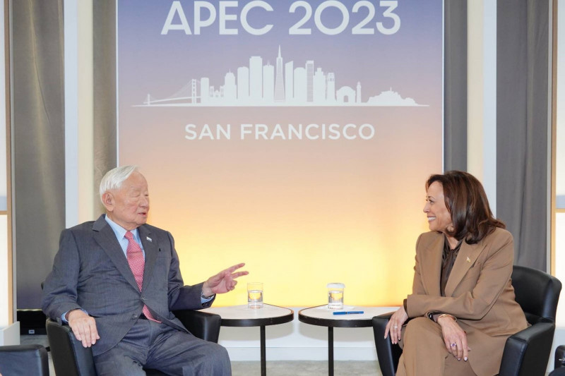 APEC台灣領袖代表張忠謀（左）與美國副總統賀錦麗（右，Kamala Harris）會晤。（APEC台灣代表團提供）