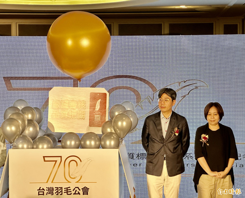 戶外機能服飾供應商光隆（8916）董事長詹賀博（右2）今天以台灣羽毛公會理事長身分出席公開活動。（記者方韋傑攝）