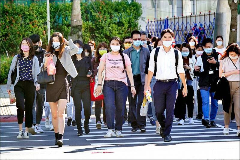 主計總處今公布「人力運用調查」,今年5月非典型工作者(部分時間、臨時性或人力派遣)計80.6萬人、年增8千人。(示意圖,中央社)