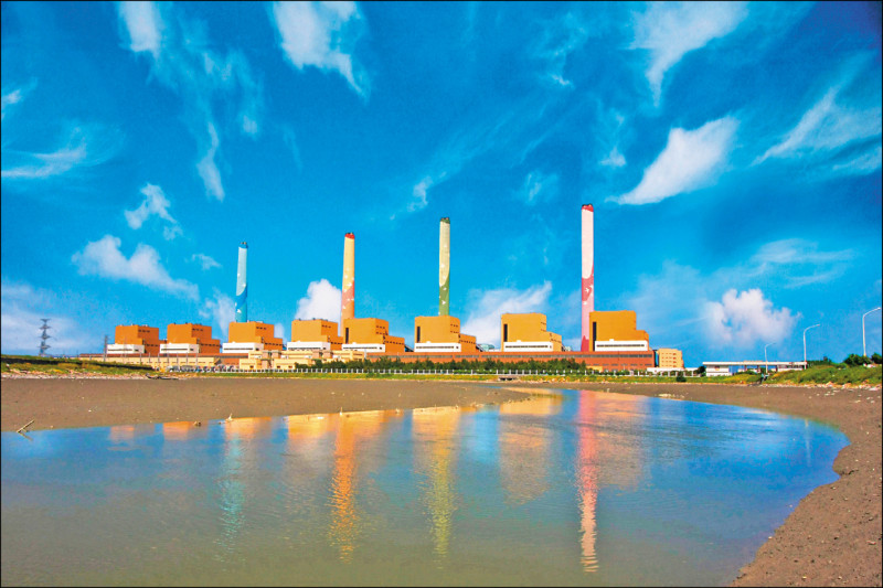 未來台灣西部大型燃氣電廠要轉為燃氣、離岸風電、製氫、碳捕捉等四功能合一的「減碳能源專區」，圖為台中電廠。（資料照）