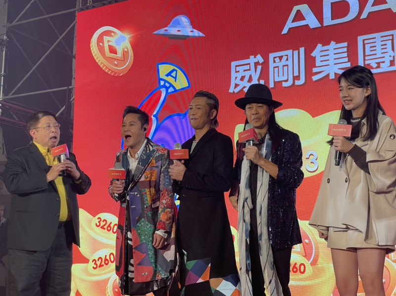 威剛上週六在台大體育館舉辦尾牙旺年會，特地從香港邀請董事長陳立白與員工都喜歡的「草蜢」樂團演唱，嗨翻全場。左為陳立白。（記者洪友芳翻攝）