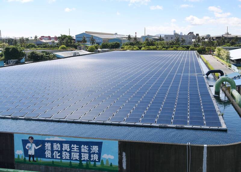 中鋼每日約使用6.05萬噸再生水，也於儲水池上建置太陽光電系統。（圖由中鋼提供）