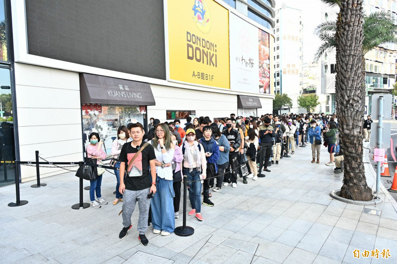 亞洲最大的唐吉訶德大立店開幕，有人6點來排隊。（記者李惠洲攝）