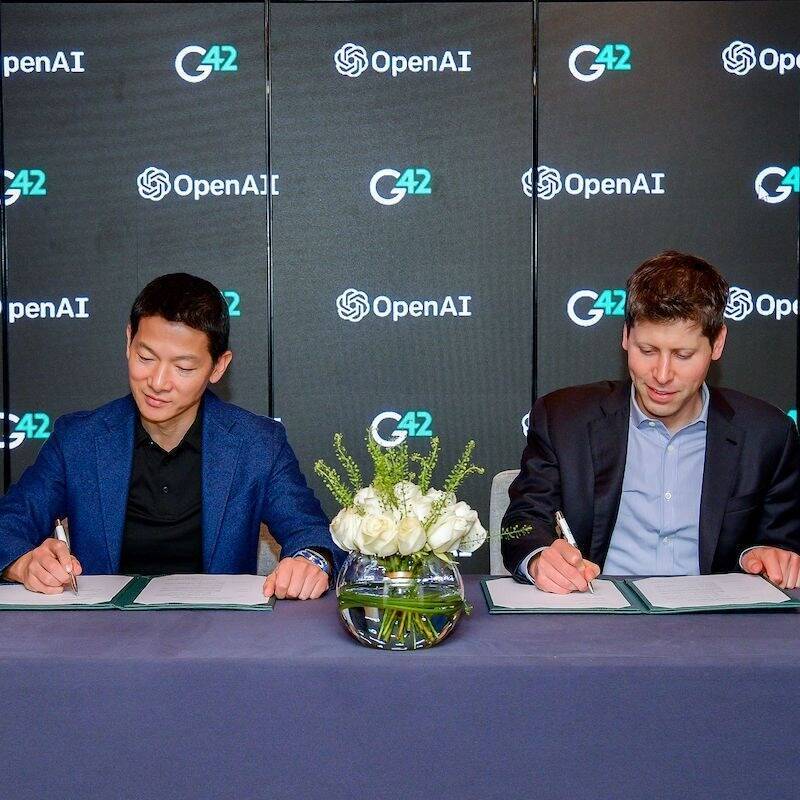 阿拉伯聯合大公國AI巨擘G42執行長肖鵬與OpenAI執行長奧特曼簽屬合作（圖取自G42官網）