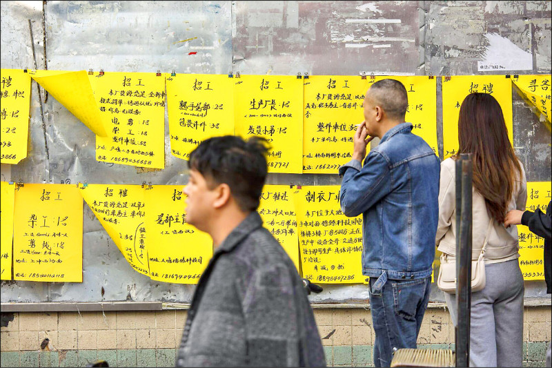 《大國空巢》作者易富賢指出，人口急遽高齡化，就足以使中國的經濟成長在二○二八年降至三％。（彭博）