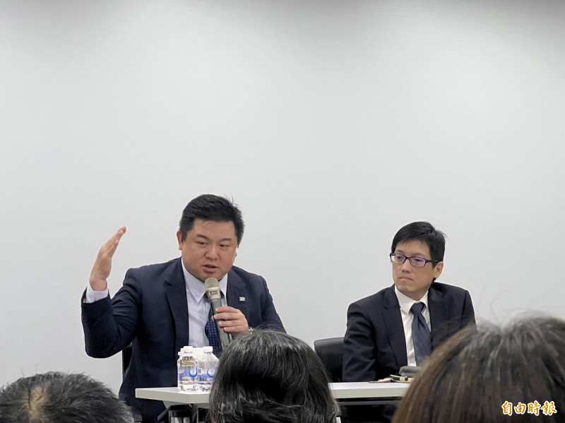 華城召開法說會，左為華城總經理許逸德、右為華城執行長許逸晟。（記者林菁樺攝）