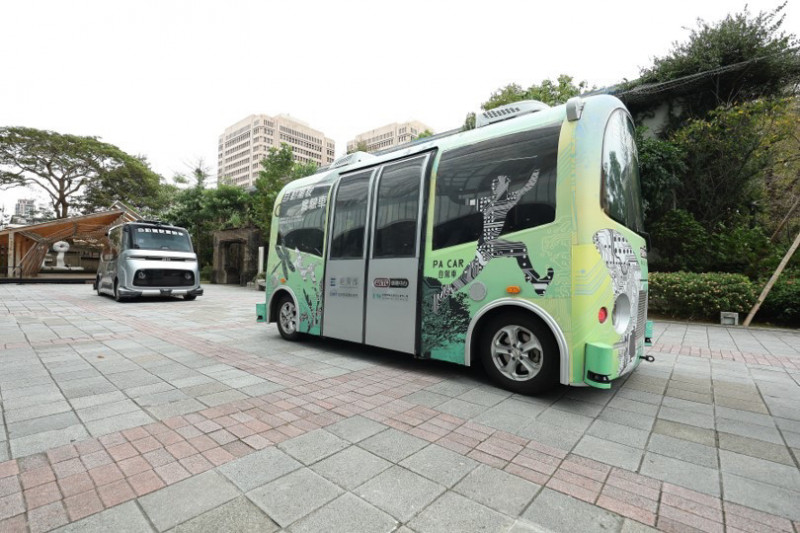 車輛中心開發的自駕隊列技術，能透過低延遲車間通訊、智慧路口決策及異質車隊控制，將隊列技術應用於市區道路。（經濟部提供）