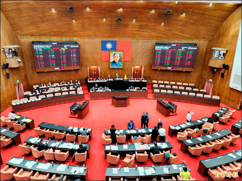 立法院院會昨三讀通過「最低工資法」立法,明定勞工與雇主雙方議定的工資低於最低工資者,直轄市、縣市主管機關可處雇主或事業單位最重150萬元罰鍰。(記者謝君臨攝)