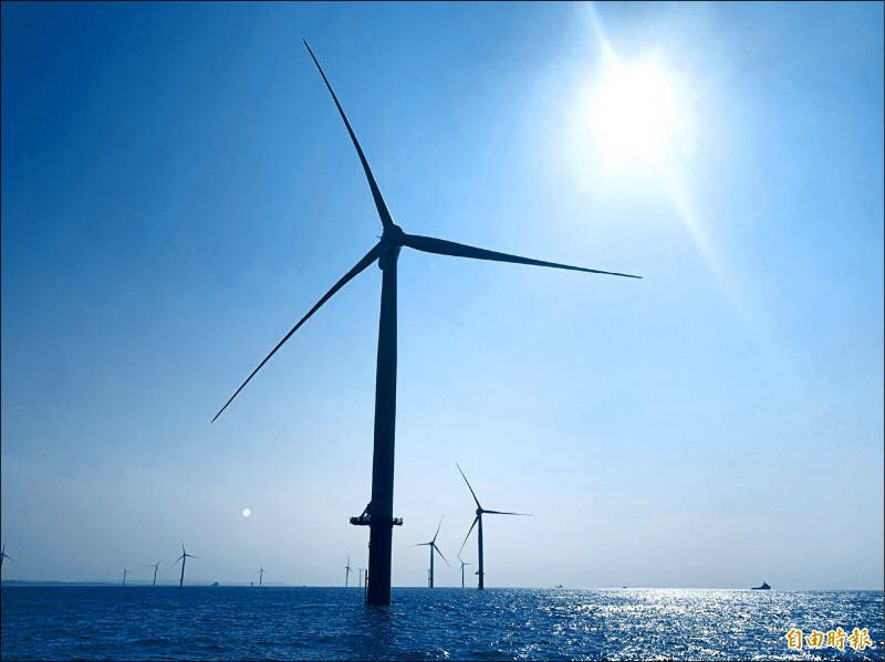 COP28倡議「2030年達成再生能源增加2倍、能源效率年均改善從2%提升至4%」，經濟部能源署表示，我國若以2016年至今比較，能源轉型、節能推動、製程改善三大努力，已提前達標4%以上標準，符合COP兩大決議其中之一。（記者林菁樺攝）