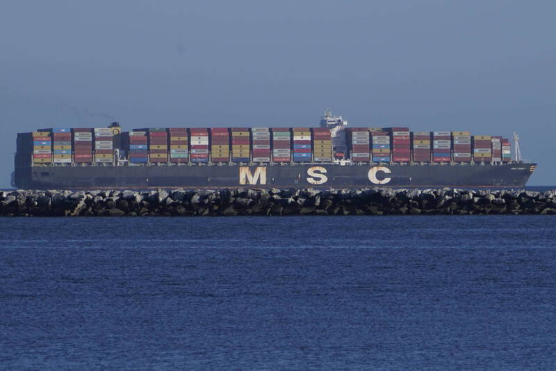 MSC地中海航運跟進停駛紅海航道,部分航運改道,可能導致運費上漲,並造成全球供應鏈出現延誤。(美聯社)