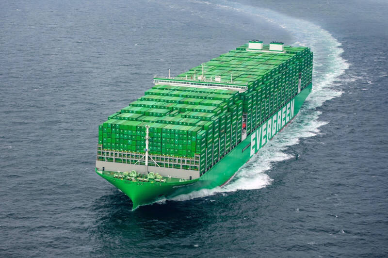 不少業者擔心全球航商恢復走蘇伊士運河的時間將拉長。（示意圖∕長榮提供）