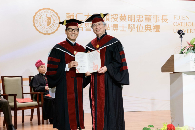富邦董座蔡明忠獲頒輔大名譽法學博士學位
