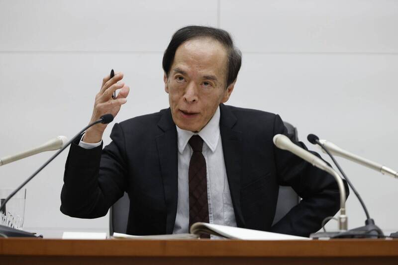 日本央行在2023年12月政策會議決定維持負利率不變，圖為日本央行總裁植田和男。（彭博）