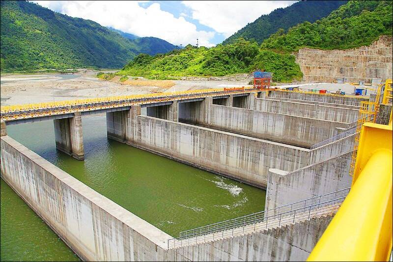 中國在厄瓜多承建的科卡科多辛克萊水力發電廠，被發現壩體浮現數千條裂縫。（圖取自維基百科）