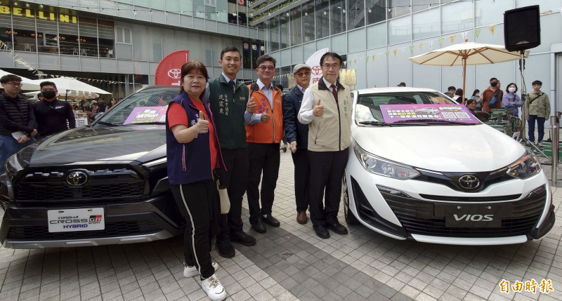 台南購物節大獎Toyota汽車，等著幸運得主帶回家。（記者洪瑞琴攝）